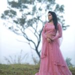 Ann Sheetal Instagram - 🌸 Picture courtesy : @eventuraweddingevents @ameensabil Hair and makeup : @vikramanvijitha Outfit : @paris_de_boutique Location : @ragamayamunnar #ThanksbetomyGod #PraisebetomyGod #Blessed #munnar #vibes #idukki #moodyvibes #lehenga Ragamaya Resort and Spa