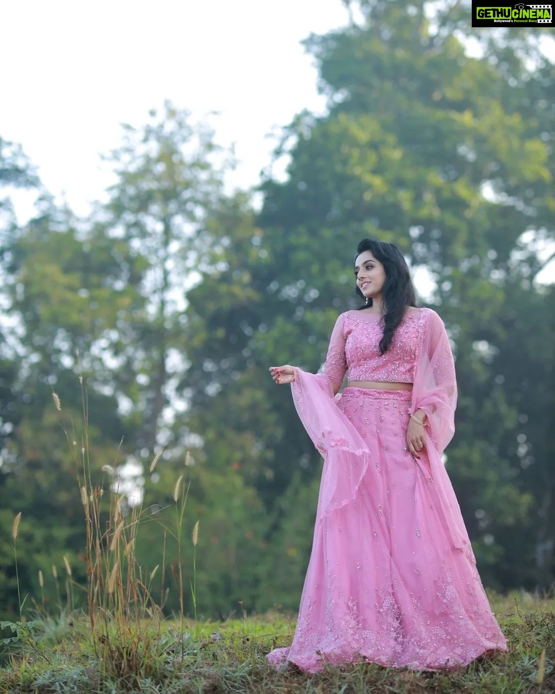 Ann Sheetal Instagram - 🌸 Picture courtesy : @eventuraweddingevents @ameensabil Hair and makeup : @vikramanvijitha Outfit : @paris_de_boutique Location : @ragamayamunnar #ThanksbetomyGod #PraisebetomyGod #Blessed #munnar #vibes #idukki #moodyvibes #lehenga Ragamaya Resort and Spa