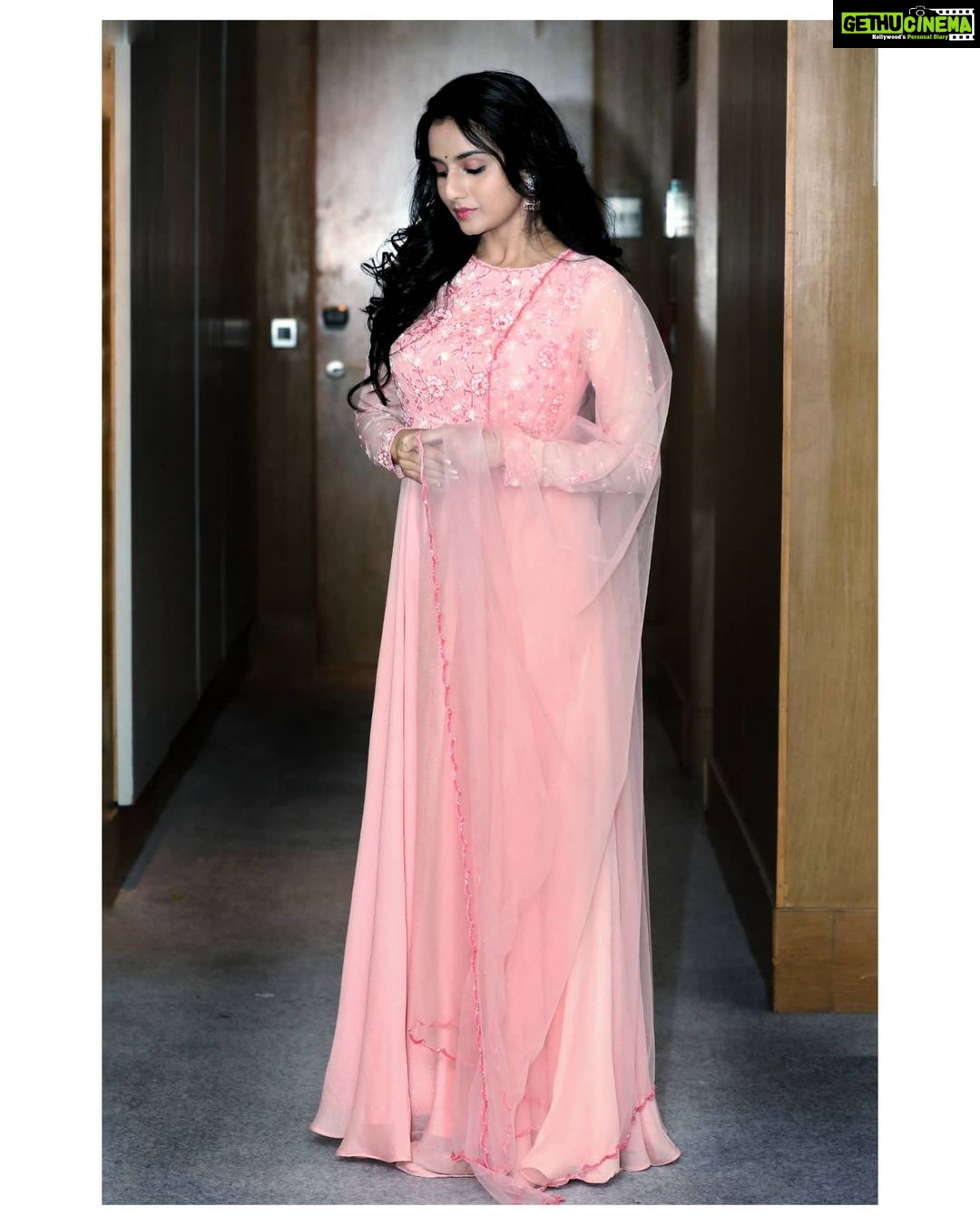 Ann Sheetal Instagram - 🌸 Outfit @thunnal #ThanksbetomyGod #PraisebetomyGod #Blessed #KINNERASANI #trailerlaunch . . . . . . . #hyderabad #prettyinpink #indianattire #indian #traditional #ootd #portrait Hyderabad
