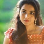 Ann Sheetal Instagram - The best time for new beginnings is now. #ThanksbetomyGod #PraisebetomyGod #Blessed 📷 @jithu_m_baiju Jewellery @mapra_jewellery #portrait #portraitphotography #peach #sun
