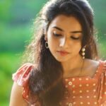 Ann Sheetal Instagram - The best time for new beginnings is now. #ThanksbetomyGod #PraisebetomyGod #Blessed 📷 @jithu_m_baiju Jewellery @mapra_jewellery #portrait #portraitphotography #peach #sun