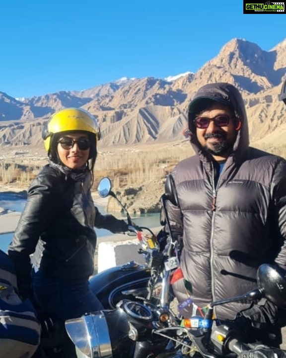 Ann Sheetal Instagram - Fun shoot for @muthoottuminifinanciers #ThanksbetomyGod #PraisebetomyGod #Blessed π· @bineeshchandra #leh #wander #travel #ad #adfilm #shoot #bullet #bulletlovers #bulletlover #mountains #mood #lehladakh #ladhakdiaries #shooting Leh Ladakh - The Land of High Passes