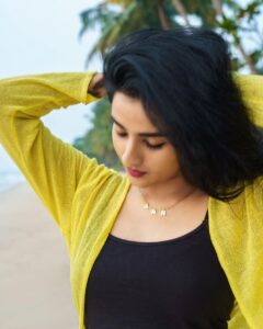 Ann Sheetal Instagram - Nothing changes, if nothing changes..

#ThanksbetomyGod #PraisebetomyGod #Blessed 

Jewellery @anscollection7 

📷@__finni__ 

#jewellery #jewelry #custom #customisedjewellery #name #personalized #Beach #beachvibes #chill #sonyalpha #sony #colors #chains
