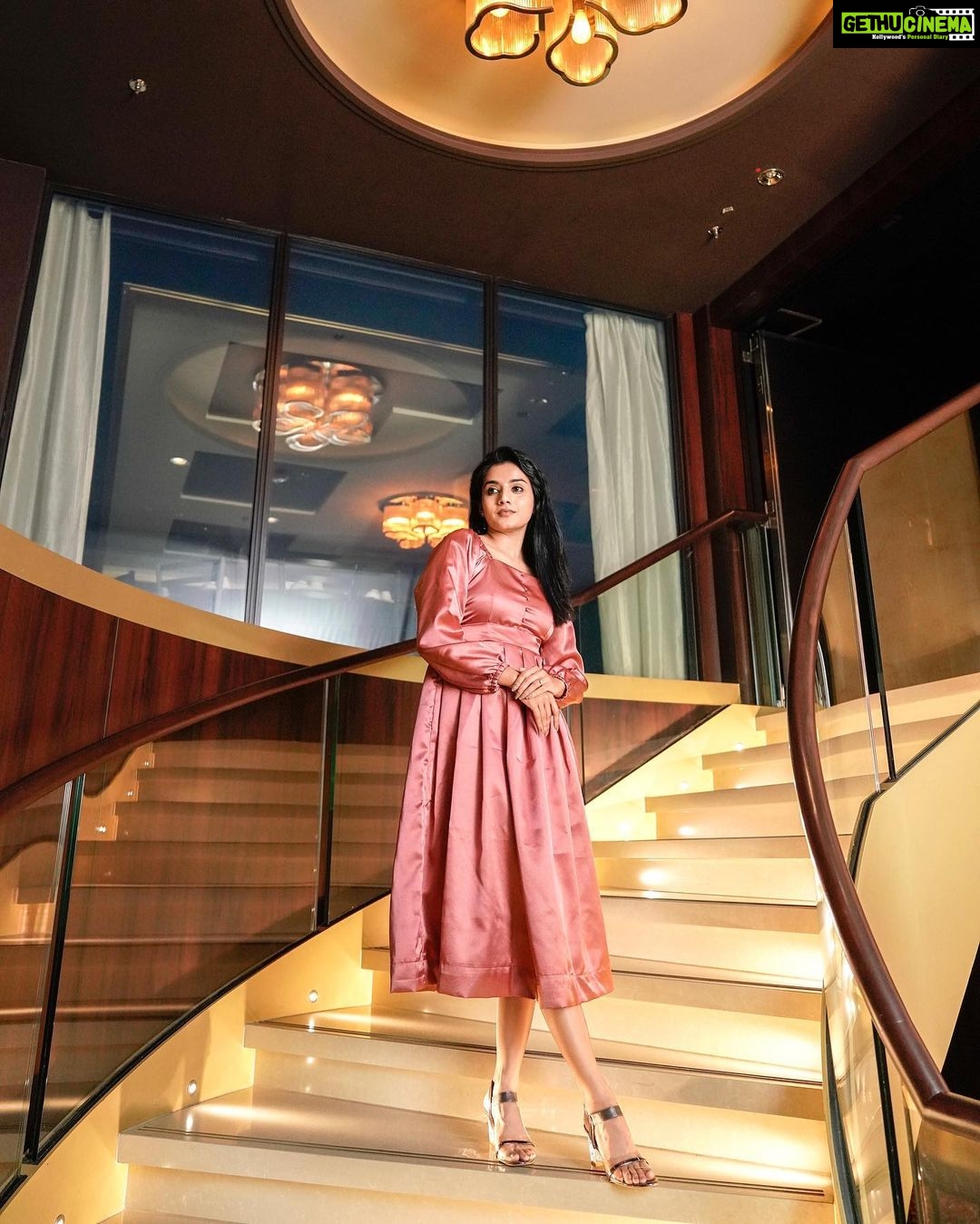 Ann Sheetal Instagram - โจ๐ธ๐ผ #ThanksbetomyGod #PraisebetomyGod #Blessed . Outfit @nairaonline . . ๐ธ @paulfotografy . . . . . . . . . . . . . . #ootd #gown #gowns #rose #rosegold #gold #golden #happy #random #singapore #travel #wander #wanderlust