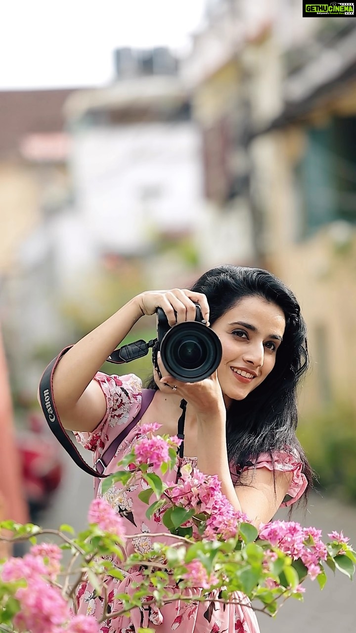 Ledereign Leather Solo Camera Strap with Shackle Hooks | Perfect Single  Camera Belt | Cross Body Design | (Smokey Black) Strap - Ledereign :  Flipkart.com