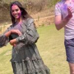 Anupriya Goenka Instagram - Some Holi dancing… 🌈🎨 In the first video, am supposed to be the one teaching him Indian moves, but he is so used to teaching us Latin, that he couldn’t help start counting/ directing this too 😅 Then just had to do bachata or rather try to do it on Jugnu! As coco would say, we end up doing the same routine on just any no.. fault the teacher ☺️ Missed you @coco_b_gutschi ❤️ He teaches us Latin, we got him to do Indian! 👏👏 Thank you @whcheetahgarhresort for bucket listing my friend’s holi wish! ❤️🤗 you guys are the best, can’t believe this was yesterday. Wearing @_shrutisancheti #holi #colors #dancing #exchange #friendship