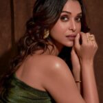 Anupriya Goenka Instagram - Go green.. 💚 Outfit- @nainasethofficial x @sonyashaikh Jewellery - @the_jewel_gallery Styled by @arshadjrofficial @stylebyrahilraja Hmu by the lovely @komzy_le Thank you for always having my back! ❤️ Hair @palak_makeupandhair Pics @bhushanpunsephotography