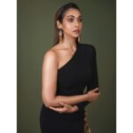 Anupriya Goenka Instagram - You are born to be real, Not to be perfect. -unknown Outfit- @nikhilthampi @labelrsvp Jewellery- @the_jewel_gallery Stylists- @stylebyrahilraja @arshadjrofficial Hmu @juveria_k @ramel_makeup 📸 the fabulous @shahzadbhiwandiwala #fyp #ootd #style #fashion #blacklove