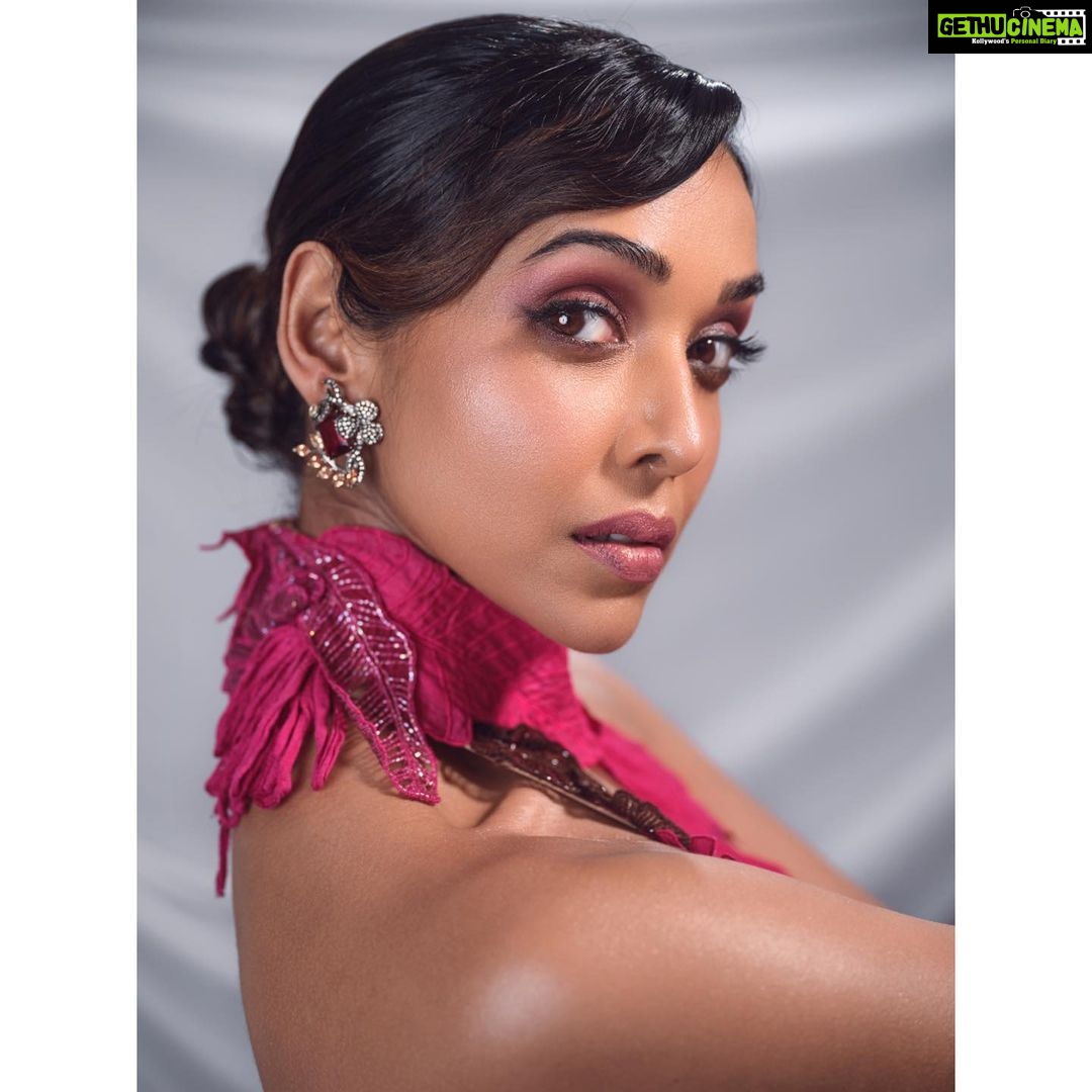 Anupriya Goenka Instagram - Everything works out!! Hold on. ❤️❤️ @filmfare @abhisheksharmastudio @stylebyrahilraja @arshadjrofficial 📸 @shahzadbhiwandiwala Makeup @nehaseehra Hair @yashdeeps7 #fyp #closeup #fashion #vintage