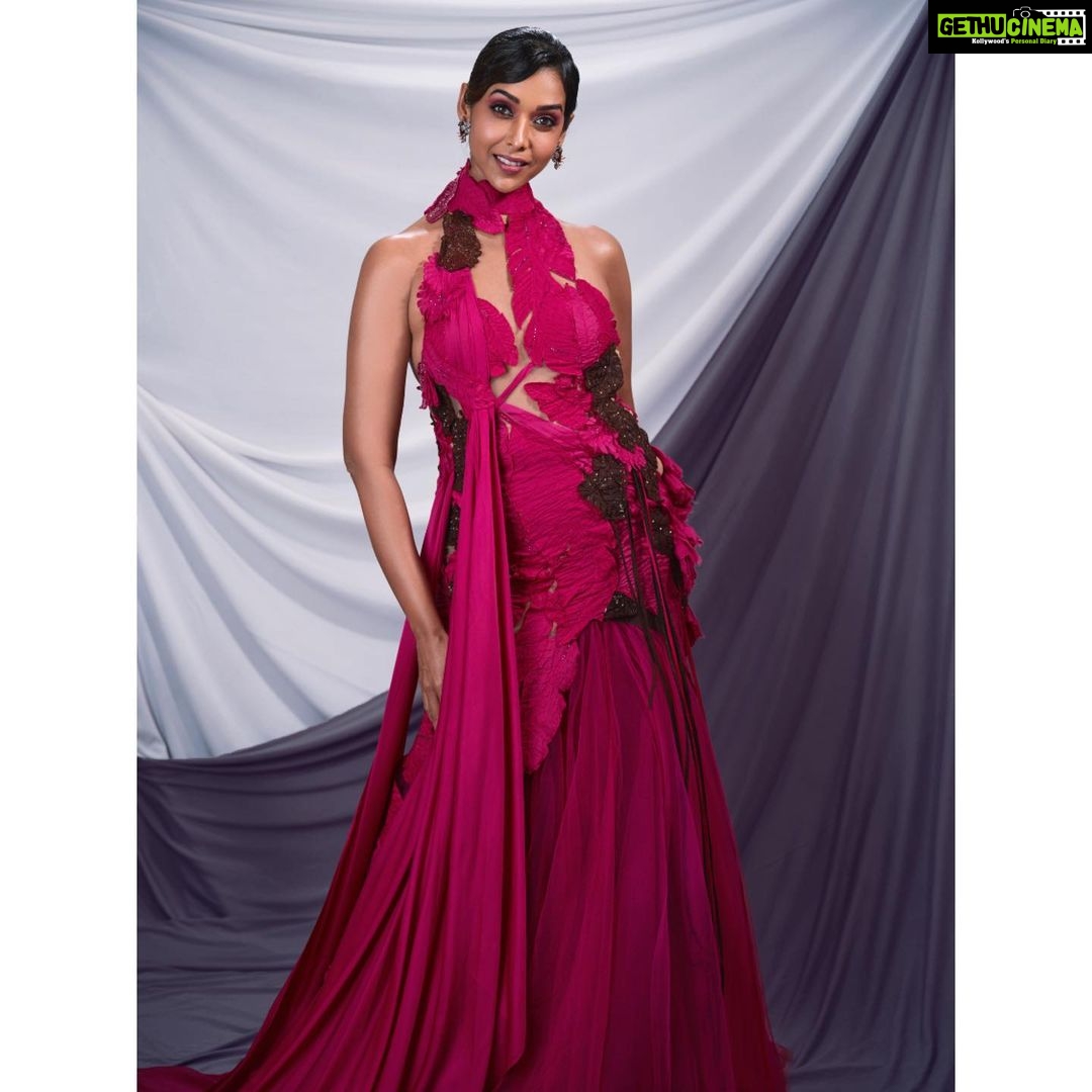 Anupriya Goenka Instagram - Let the present, present it self to you and be a present itβs supposed to be!! ππ @filmfare @abhisheksharmastudio @atelierclout @stylebyrahilraja @arshadjrofficial @nehaseehra @yashdeeps7 @shahzadbhiwandiwala
