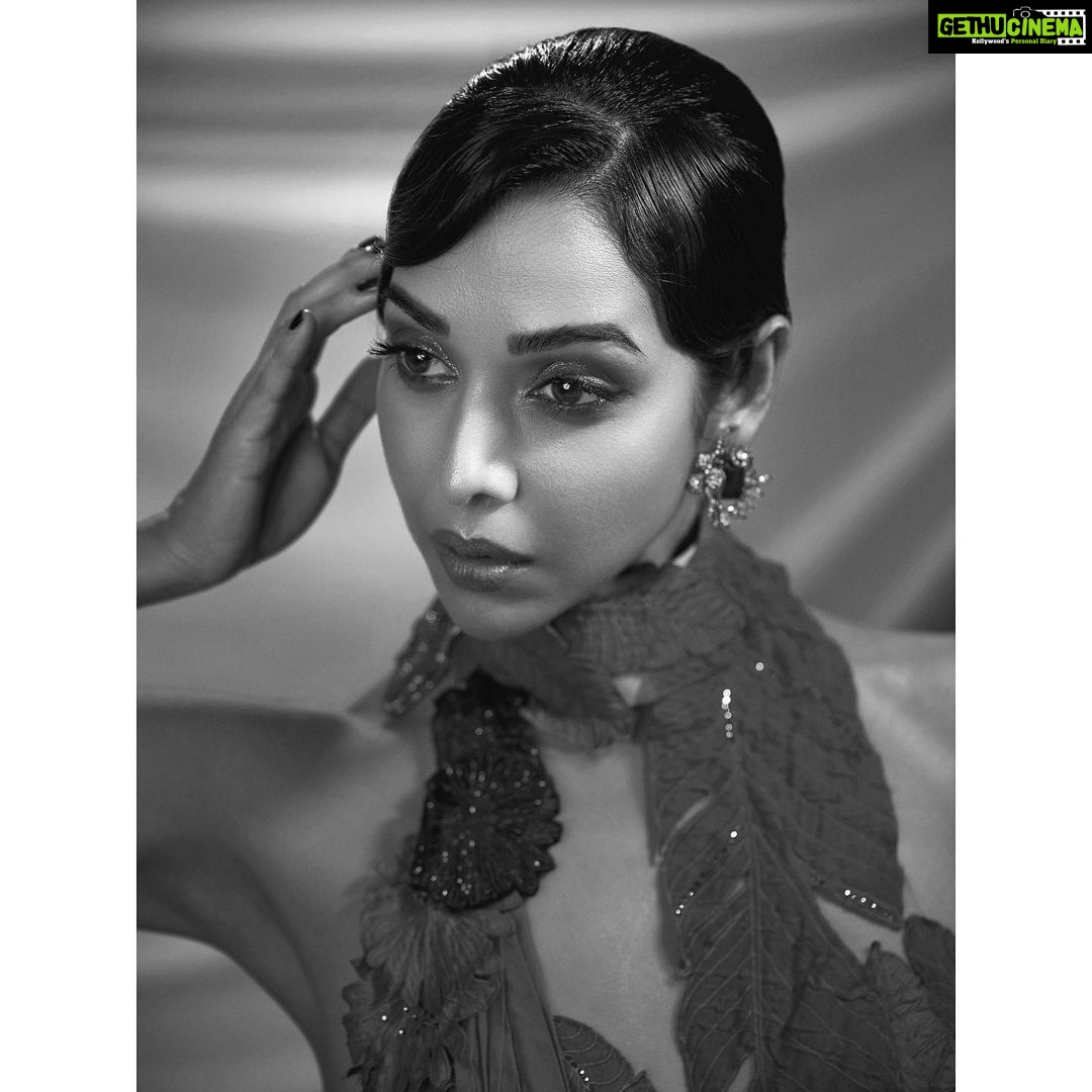 Anupriya Goenka Instagram - In the Greys, white and black.. i exist.. Outfit: @abhisheksharmastudio @atelierclout Stylist: @stylebyrahilraja @arshadjrofficial Makeup @nehaseehra assisted by Isha Hair @yashdeeps7 📸 @shahzadbhiwandiwala Jewellery: @the_jewel_gallery #AbhishekSharma X #AnupriaGoenka #AtelierClout #loveallaround #teameffort #fabteam