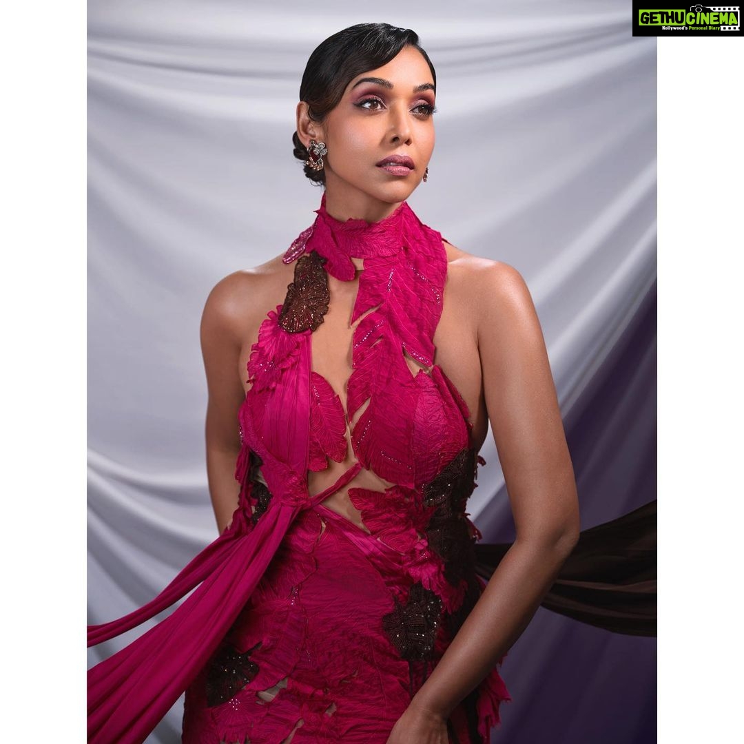 Anupriya Goenka Instagram - Old ooops, vintage is gold, oooops, pink!!! Outfit: @abhisheksharmastudio @atelierclout 🥰 Love love to this fab team, love you guys.. thank you for making this so much fun!!! ♥️ Stylist: @stylebyrahilraja @arshadjrofficial Makeup @nehaseehra assisted by Isha Hair @yashdeeps7 📸 @shahzadbhiwandiwala Jewellery: @the_jewel_gallery #AbhishekSharma X #AnupriaGoenka #AtelierClout #loveallaround #teameffort #fabteam
