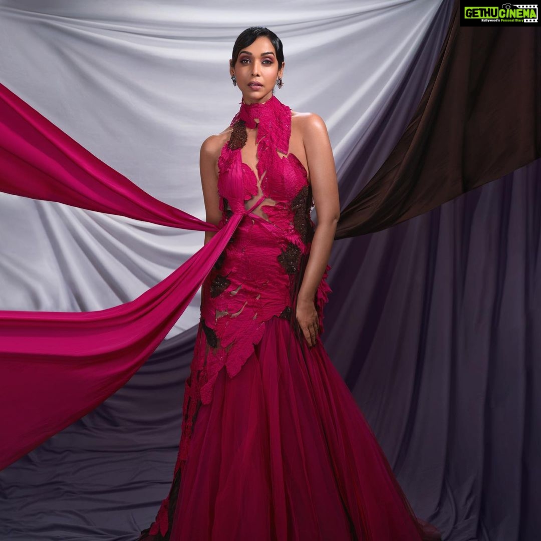 Anupriya Goenka Instagram - Celebrating art, tradition and vibrancy!! Filmfare!! N celebrating togetherness! Thank you @jiteshpillaai and team for a fun evening. @nehakbisht for being my a friend more than anything else!!!!! Love you. ❤️ Outfit: @abhisheksharmastudio @atelierclout 🥰 love all your creations! Love love to this fab team, love you guys.. thank you for making this so much fun!!! ♥️ Stylist: @stylebyrahilraja @arshadjrofficial Makeup @nehaseehra assisted by Isha Hair @yashdeeps7 📸 @shahzadbhiwandiwala Jewellery: @the_jewel_gallery #AbhishekSharma X #AnupriaGoenka #AtelierClout #loveallaround #teameffort #fabteam