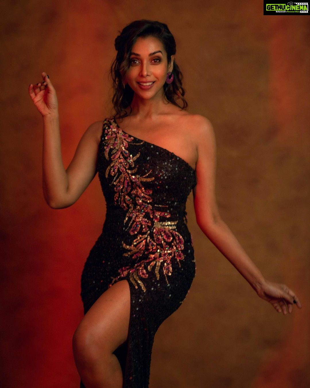 Anupriya Goenka - 24.6K Likes - I know too late in posting this.. but it’s never too late to enjoy fashion and credit team work!!
For @gqindia ♥️
Outfit- @upgradebya
Stylists- @stylebyrahilraja @arshadjrofficial
Jewellery- @the_jewel_gallery
Heels- @monrowshoes @id8mediasolutions
Pics @arindamsikdar
#limitededitionbyvee #boldlycomfortable #monrowshoesandaccessories #monrowheels