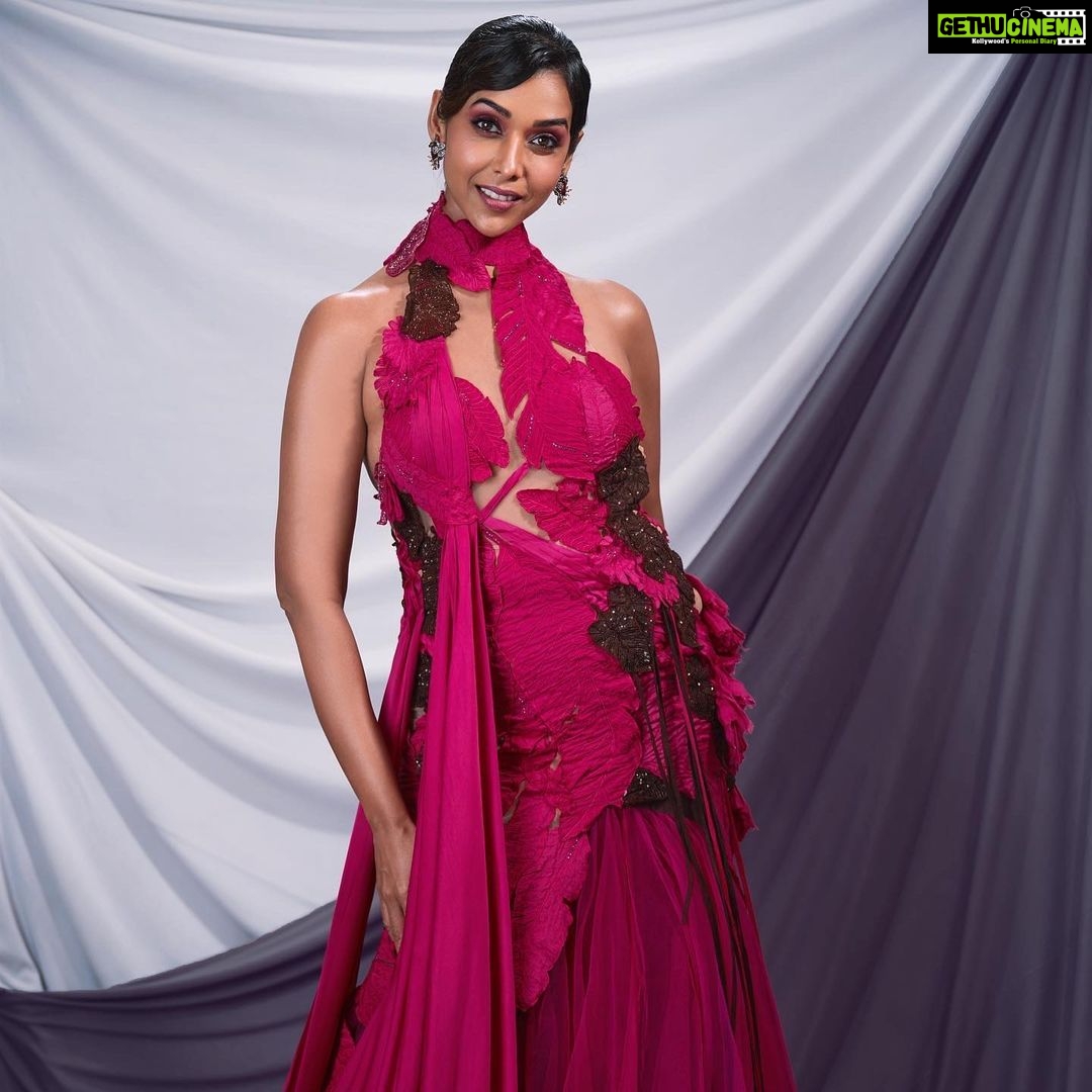 Anupriya Goenka Instagram - Celebrating art, tradition and vibrancy!! Filmfare!! N celebrating togetherness! Thank you @jiteshpillaai and team for a fun evening. @nehakbisht for being my a friend more than anything else!!!!! Love you. ❤️ Outfit: @abhisheksharmastudio @atelierclout 🥰 love all your creations! Love love to this fab team, love you guys.. thank you for making this so much fun!!! ♥️ Stylist: @stylebyrahilraja @arshadjrofficial Makeup @nehaseehra assisted by Isha Hair @yashdeeps7 📸 @shahzadbhiwandiwala Jewellery: @the_jewel_gallery #AbhishekSharma X #AnupriaGoenka #AtelierClout #loveallaround #teameffort #fabteam
