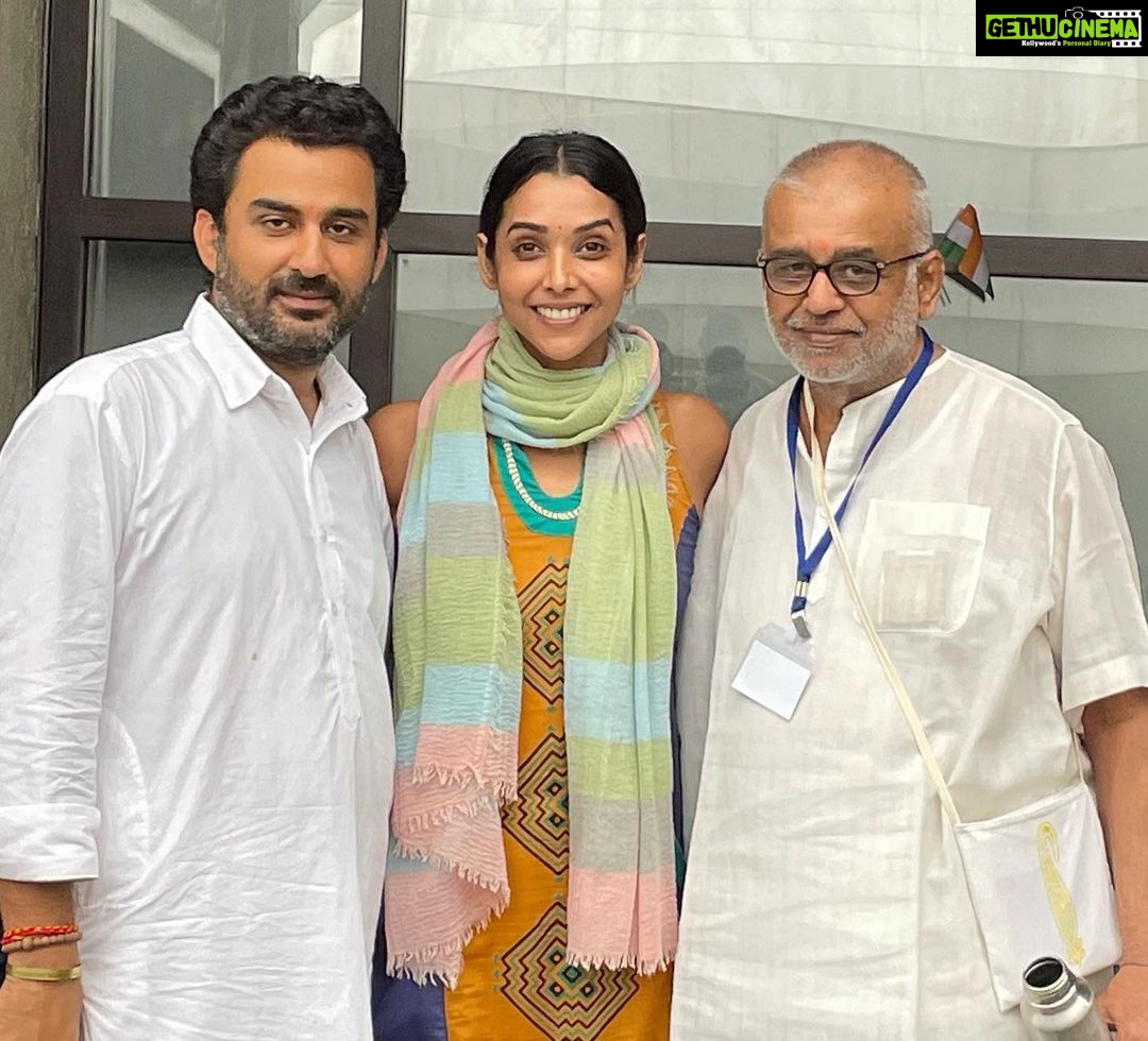 Anupriya Goenka Instagram - As we celebrate our 75th Independence Day. I pray that we all find independence from our fears, judgements, thinking patterns developed in years and embrace love, understanding, trust and breaking patterns/ old habits. Last 3 days were most beautiful for me. To see my family go thru a spiritual process together. We all were accepting, changing, flowing and glowing. 😀😀 3 most invigorating days we have spent together in a while. Thank you @aaditipohankar for introducing me to bodh. For being my guide and medium and hence my family’s. @iamroysanyal @actortrupti #nivi for being my companions during bodh2 and so amazing you all were there yesterday too mystically. Thank you Parn ji @Mitra.parn.official for the much needed guidance and insight. Shrestha ji @maitreyi_shreshtha for being there and holding our hand throughout. Dixit ji, for constantly giving me support and assurance. Shashi ji, Anupriya ji, Vandana ji and entire Maitribodh parivar for so much love and support and for taking care of my parents and brother so dedicatedly. And Maitreya Dadashriji for everything @maitreya_dadashreeji #shantikshetrapremgiriashram