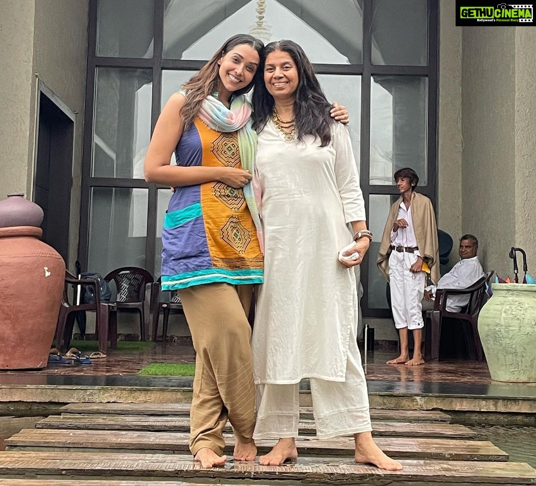 Anupriya Goenka Instagram - As we celebrate our 75th Independence Day. I pray that we all find independence from our fears, judgements, thinking patterns developed in years and embrace love, understanding, trust and breaking patterns/ old habits. Last 3 days were most beautiful for me. To see my family go thru a spiritual process together. We all were accepting, changing, flowing and glowing. 😀😀 3 most invigorating days we have spent together in a while. Thank you @aaditipohankar for introducing me to bodh. For being my guide and medium and hence my family’s. @iamroysanyal @actortrupti #nivi for being my companions during bodh2 and so amazing you all were there yesterday too mystically. Thank you Parn ji @Mitra.parn.official for the much needed guidance and insight. Shrestha ji @maitreyi_shreshtha for being there and holding our hand throughout. Dixit ji, for constantly giving me support and assurance. Shashi ji, Anupriya ji, Vandana ji and entire Maitribodh parivar for so much love and support and for taking care of my parents and brother so dedicatedly. And Maitreya Dadashriji for everything @maitreya_dadashreeji #shantikshetrapremgiriashram