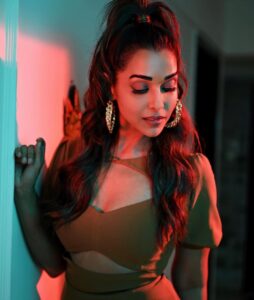 Anupriya Goenka Instagram - Eid Mubarak.. 🌙 May we bow down to wisdom.. May we look up to unity.. May we constantly self reflect. Outfit- @ahiclothing x @sonyashaikh Jewellery- @blingthingstore Stylist- @stylebyrahilraja @arshadjr official 📸 @theabhivalera Hmu @suprabha_jadhav @irshad__hair
