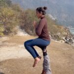 Anupriya Goenka Instagram - To first times, trying new things and taking new challenges in 2023. 🌻☘️ Thank you @hit_yoga and @healingwithshri for making me try acro yoga!! #healing #retreat #yoga #trust #strength