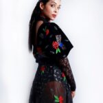 Anupriya Goenka Instagram – Christmas feels @filmfare 

Outfit @eshaamiinlabel1 @eshaamiin1 
Styled by @yasminqurash 
Hair @irshad__hair 
📸 @photographybybela