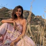 Anupriya Goenka Instagram - Back to the bay and missing the picturesque rock mountains at Jawai. Morning safari organised by @whcheetahgarhresort Wearing @_shrutisancheti #travel #mountains #safari #sunrise