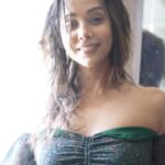 Anupriya Goenka Instagram - Mornings be like 🍀🎄🌿 Aaj subah jab ankh khuli.. Aasman ne mera maatha chuma, Geele baal, tapakte hue lehraye, Humne aapas mein hi thitholee ki :) Andar se ek awaaz aai… Tu kafi hai…! Outfit @raisin.global Styling @nehamalhotrastyles 📸 @viplove_abhyankar @maverick.idea Hmu @kahkashaaaan - my biggest support 🤗 #vibecheck #dancewithme