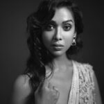 Anupriya Goenka Instagram - I love black and white.. but then the black is too black! And the white too white.. So I always get drawn to Greys.. N now I understand Greys, sometimes black or even white! Lol Also, being an actor helps.. Or it helps me in being an actor! :) Stylists- @stylebyrahilraja @arshadjrofficial Saree- @niveditasaboocouture Pr- @papillonpublicrelations Jewellery- @the_jewel_gallery 📸 @shahzadbhiwandiwala Hmu @kahkashaaaan Stylists- @stylebyrahilraja @arshadjrofficial Saree- @niveditasaboocouture Pr- @papillonpublicrelations Jewellery- @the_jewel_gallery 📸 @shahzadbhiwandiwala Hmu @kahkashaaaan