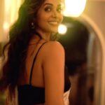 Anupriya Goenka Instagram - This reel is a reminder of a day that can start on a difficult note, continue to be trying and exhausting at every step and end into a beautiful evening celebrating art, meeting fabulous ppl and applauding ppl’s effort to bring happiness in their’s and other lives. So much went wrong this day that i don’t even remember all of it now, I just remember that as I was climbing the 100+ years stairs of our photographer @shahzadbhiwandiwala’s building for the photo shoot, he said he fell down and broke his hand and I started laughing ( it was all hilarious by now) and said it’s cause of me, as i was having quite the day..but finally all was fine and the day ended with me getting to meet some of the warmest people and celebrating art! Anything said for the efforts of @filmheritagefoundation for saving art n heritage and bringing cult films back to the bring screen would be less.. thank you!!! N yes thank you to @kahkashaaaan @arshadjrofficial @maverick.idea Paribesh, @viplove_abhyankar @shahzadbhiwandiwala, Ruhaani, for being so supportive and being there throughout this day! Stylists- @stylebyrahilraja @arshadjrofficial Saree- @niveditasaboocouture Pr- @papillonpublicrelations Jewellery- @the_jewel_gallery Reel @viplove_abhyankar @maverick.idea N yes the cherry on the cake was meeting my nephew out of nowhere after years!!