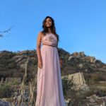 Anupriya Goenka Instagram - Back to the bay and missing the picturesque rock mountains at Jawai. Morning safari organised by @whcheetahgarhresort Wearing @_shrutisancheti #travel #mountains #safari #sunrise