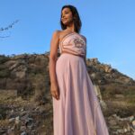 Anupriya Goenka Instagram - Back to the bay and missing the picturesque rock mountains at Jawai. Morning safari organised by @whcheetahgarhresort Wearing @_shrutisancheti #travel #mountains #safari #sunrise