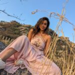 Anupriya Goenka Instagram - Back to the bay and missing the picturesque rock mountains at Jawai. Morning safari organised by @whcheetahgarhresort Wearing @_shrutisancheti #travel #mountains #safari #sunrise