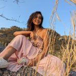 Anupriya Goenka Instagram - Back to the bay and missing the picturesque rock mountains at Jawai. Morning safari organised by @whcheetahgarhresort Wearing @_shrutisancheti #travel #mountains #safari #sunrise
