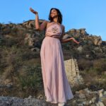 Anupriya Goenka Instagram - Back to the bay and missing the picturesque rock mountains at Jawai. Morning safari organised by @whcheetahgarhresort Wearing @_shrutisancheti #travel #mountains #safari #sunrise