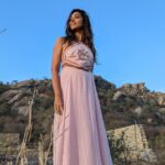 Anupriya Goenka Instagram - Back to the bay and missing the picturesque rock mountains at Jawai. Morning safari organised by @whcheetahgarhresort Wearing @_shrutisancheti #travel #mountains #safari #sunrise