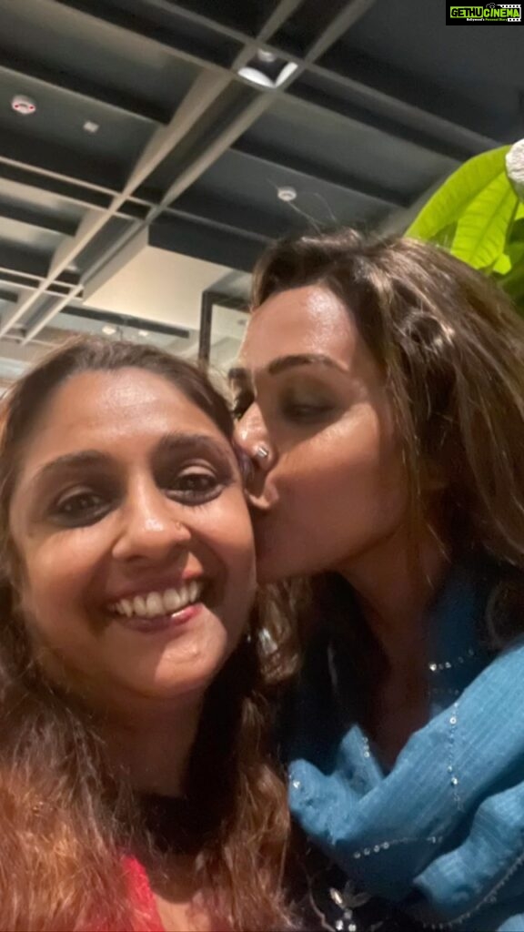Anupriya Goenka Instagram - My sister is the light of our family… always smiling and so simple in her ways and approach to life. I love you a lot didi and I hope you continue to shine and make everyone around you happy.. May you get everything that you desire, everything that is good for you! The food at @mainlandchinaindia was sumptuous.. specially the desserts! Special thanks to the staff who were constantly there to take care of us, specially help my father in ordering. He completely dislikes exotic vegetables and exotic cuisine whereas my mom loves them. It’s always a catch 22 to take them to a place where they both would be happy.. but thankfully Anurag and Brain at @mainlandchinaindia made sure to order dishes as per their individual preferences. 😅 @beyond_marketing_india #birthday #sisterlove #happiness #celebration #family