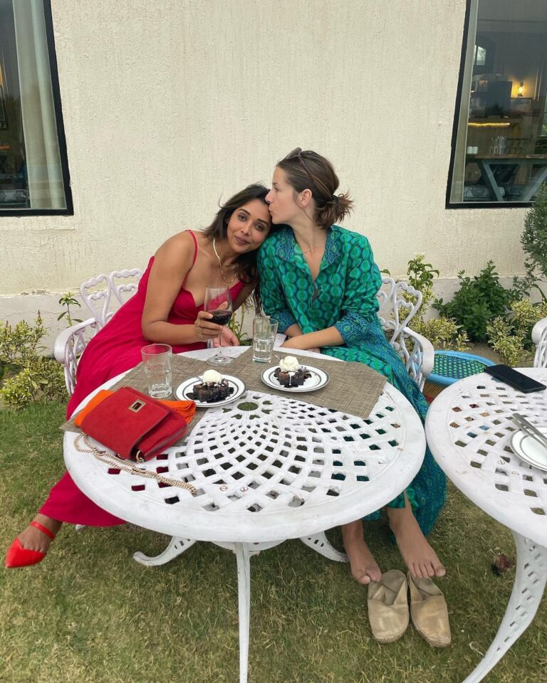 Anupriya Goenka Instagram - Coco and me….❤️🥂 We met at a tango class and it took us just one meeting to form a deep connection.. that would make me travel to a city to meet her and her to stay back a few more days in a country to meet me.. N we continue to tango… miss you @coco_b_gutschi ❤️ Safari, lunch and candle light donning at @whcheetahgarhresort - I miss this place! Wearing at @_shrutisancheti - green dress @poshaffair.co - red dress #friendship #photodump #holiday #memories