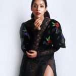 Anupriya Goenka Instagram – Christmas feels @filmfare 

Outfit @eshaamiinlabel1 @eshaamiin1 
Styled by @yasminqurash 
Hair @irshad__hair 
📸 @photographybybela