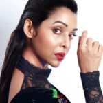 Anupriya Goenka Instagram – Christmas feels @filmfare 

Outfit @eshaamiinlabel1 @eshaamiin1 
Styled by @yasminqurash 
Hair @irshad__hair 
📸 @photographybybela