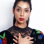 Anupriya Goenka Instagram – Christmas feels @filmfare 

Outfit @eshaamiinlabel1 @eshaamiin1 
Styled by @yasminqurash 
Hair @irshad__hair 
📸 @photographybybela