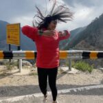 Anurita Jha Instagram - As a great actor, said u sing and dance when ur happy…so 💕💕💕💕 Video by @beri.roopali ❤️ . . . . . . . . . . . . . . insta #instagram #instalove #travel #solotravel #solotraveler #solowomentravel #trek #love #life #gratitude #anurittakjha #reels #reelsvideo #reelsviral #reelslovers #reelstrending #reelsexplore #bollywood #bollywoodsongs #explorer #reelsindia #reelitfeelit #reelitfeelit