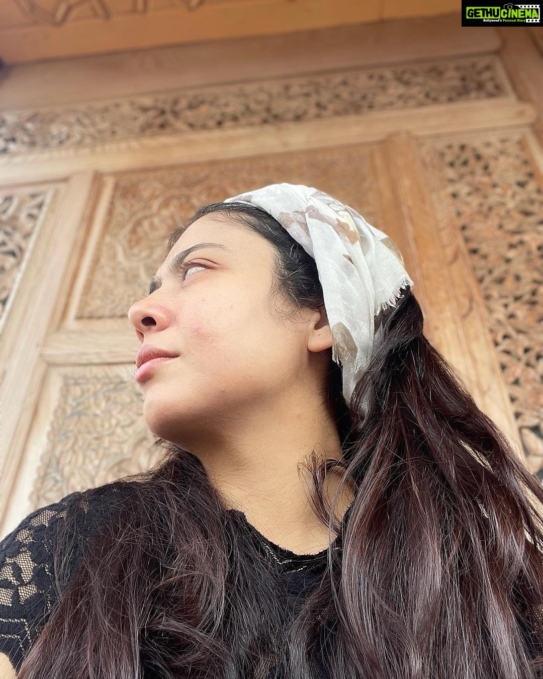 Anurita Jha Instagram - Pause and breathe …🤍🤍 . . . . . . #happiness #travel #kashmir Dal Lake