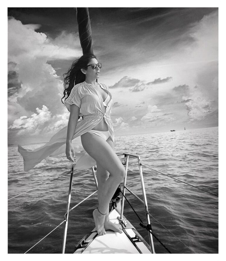 Anurita Jha Instagram - Minimalistic 😜😎 . . . . . . . . . . . . . . Pic @raj35mm The sailing by @sailingstargazer Muah @amitpardeshi.makeupartistv1977 . . . . . . . . . #insta #instafashion #instapic #instadaily #instalike #trending #trendingpics #trendingfashions #shoot #shootmode #photoshoot #sail