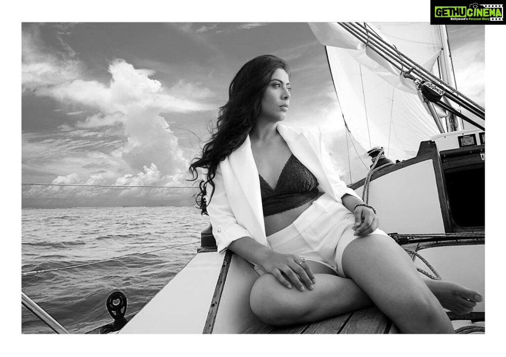 Anurita Jha Instagram - ☀️ caption plz 🙄((( . . . . . . . Pic @raj35mm The sailing by @sailingstargazer Muah @amitpardeshi.makeupartistv1977 . . . . . . . . . #instafashion #instapic #instadaily #instalike #trending #trendingpics #trendingfashion #instadaily