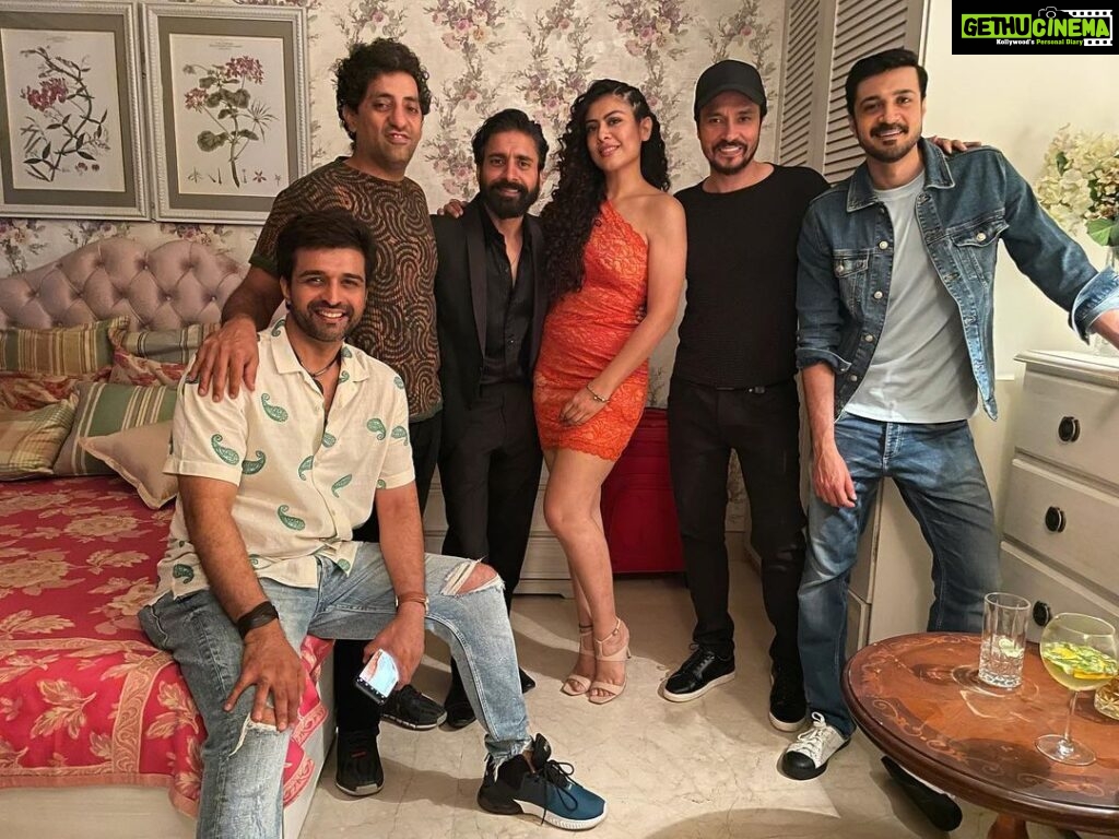 Anurita Jha Instagram - Check out the absolutely stunningly good looking boys of #aashram3 To the fab actor’s that they are and more then that lovely friends ❤️❤️ So Sunday vibe be like ….😋 @iamroysanyal @darshankumaar @sachinshroff1 @tanmaay @vikramkochhar Missed our baba @iambobbydeol and akki @rajeevsiddhartha