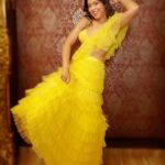 Anurita Jha Instagram - Cristmas vibe in yellow 🤔 Forever in love with these Bollywood songs ❤️❣️ . . .. . . . . . . Wearing @we_essence Pic @raj35mm Hair @jiyajadhav66 Makeup @amitpardeshi.makeupartistv1977 . . . . . #reels #reelsinsta