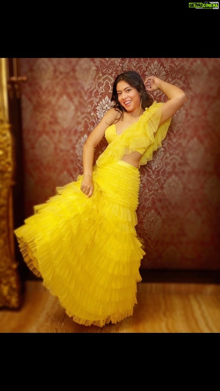 Anurita Jha Instagram - Cristmas vibe in yellow 🤔 Forever in love with these Bollywood songs ❤️❣️ . . .. . . . . . . Wearing @we_essence Pic @raj35mm Hair @jiyajadhav66 Makeup @amitpardeshi.makeupartistv1977 . . . . . #reels #reelsinsta