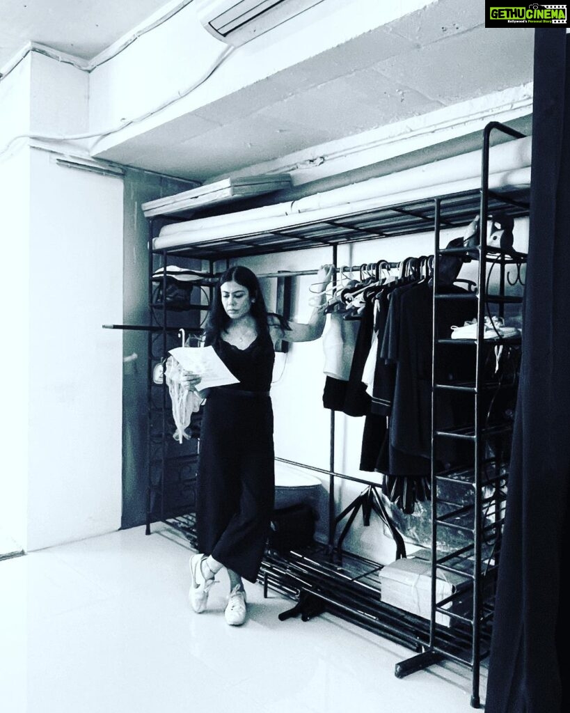 Anurita Jha Instagram - Imagination is the portal through which we create our reality…most of it. With rite habits, will power and power to say no and good health. My happy space…🎭🎭. . . . . . . #actorslife #prepration #actorslife #joy