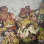 Aparajita Auddy Instagram - আমাদের বাড়ি..... অনেক স্মৃতি অনেক ভালোবাসা অনেক জমে থাকা অভিমানের মধ্যে ও আমাদের বাড়ি টা এখনও এক মুঠো ঠান্ডা বাতাসের মতো.... সব বাড়ির কিছু নিয়ম হয় আমাদের বাড়ির ও অনেক নিয়ম ছিল.... সেই নিয়মের খানিক বাইরেই ছিলো আমার ভাবনা তাই কাজ গুলো আলাদা ছিলো..... এক প্রকারে ভিন্নমত আমার তাই আমারই আমি ছিলাম আমার মতো করে কিন্তু প্রভাব বা সাংস্কৃতি টা আমার এখনো আমার অনেক টা বাড়ির মতই..... যেমন বড়দের ভাবনা বা তাদের ইগো কে মেনে নিয়ে চলা.... সেটা আমরা কখনোই ভাঙিনি.... সেটা কে সম্মান জানিয়ে এক টা অদৃশ্য দেয়াল ছিলো যেটা ভাঙার সাহস আমাদের বর্তমান প্রজন্মের ছিলো না..... আজ মায়ের মৃত্যুর পর বর্তমান টাই শাশ্বত তাই আমরা বাঁধন ভেঙে সবাই আজ এক ফ্রেমে.... আমি বিশ্বাস করি জীবনে কিছু নাহি রয় তোমার আমার পরাজয়.... শুধুই ব্যবহার আর কাজ টা থেকে যাবে...... আর পরের প্রজন্মের কাছে থাকবে আমার শিক্ষা বাকি সবটাই মাটি আর মিথ্যে মায়া..... আজকের দিনটা বিরাট এক টা পাওনা সবার সামনে আমার দুই পরিবারের চিত্র টা দেখাতে পারলাম.... আমার দাদা কে সবাই চেনেন তার বাইরে আমার আর এক দাদা আছেন বড় দাদা ছোট বেলায় আমরা বলতাম আমরা দুই ভাই এক বোন কখনো বলিনি জেঠুর ছেলে.. আছেন বৌদি ভাইপো এবং আমার রানী দিদি যিনি জীবনের শেষ দিনে ও মায়ের হাত ছাড়েন নি মায়ের মুখে শেষ জল টা রানী দিদি দিয়েছেন.... আমার শ্বশুর বাড়িতে আমরা ১০০. জনের পরিবার সবাইকে নিয়ে.... আজ আমার বাড়ির সবাই মিলে আমরা,, ১০৫.।মা আমাদের এক করে দিলেন.... বাকি গল্প আরো নতুন আর রঙিন হোক এবং ক্রমশ থাকুক এটাই ইশ্বরের কাছে কামনা... এই ছবি গুলো তে special হলো আমার পুতুলের ঘর,আমার বড় মার যত্ন নিয়ে সাজানো পুতুল... পুরোনো পাখা এখনও ঘোরে... এবং আমার ঠাকুর দাদা র লাঠি, আমার ঠাকুমার ঘর যেটি এখন ঠাকুর ঘর.... আমরা সত্যি খুব ছাপোশা কিন্তু খুব সত্যি..