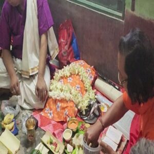 Aparajita Auddy Instagram - আলো কমে আসতে থাকে যখন
নীরবতা জানান দিয়ে যায় সন্ধ্যা নামছে।
তখন চলার গতি কমতে থাকে, 
দূরত্ব অনতিক্রম্য হয়ে ওঠে।
ঢেউ এর দোলায় একঘেয়েমি লাগে
আর বাতাসে শীতের ছোঁয়া,
ঠান্ডা লাগার ভয়।
নিশ্চুপ শর্তবিহীন সমর্পণ পরাজিত হয়ে ফিরে যায়, দূরের অচেনা জাহাজের
চোখ ধাঁধানো আলোর কাছে