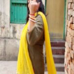 Aparajita Auddy Instagram - আমাদের বাড়ি..... অনেক স্মৃতি অনেক ভালোবাসা অনেক জমে থাকা অভিমানের মধ্যে ও আমাদের বাড়ি টা এখনও এক মুঠো ঠান্ডা বাতাসের মতো.... সব বাড়ির কিছু নিয়ম হয় আমাদের বাড়ির ও অনেক নিয়ম ছিল.... সেই নিয়মের খানিক বাইরেই ছিলো আমার ভাবনা তাই কাজ গুলো আলাদা ছিলো..... এক প্রকারে ভিন্নমত আমার তাই আমারই আমি ছিলাম আমার মতো করে কিন্তু প্রভাব বা সাংস্কৃতি টা আমার এখনো আমার অনেক টা বাড়ির মতই..... যেমন বড়দের ভাবনা বা তাদের ইগো কে মেনে নিয়ে চলা.... সেটা আমরা কখনোই ভাঙিনি.... সেটা কে সম্মান জানিয়ে এক টা অদৃশ্য দেয়াল ছিলো যেটা ভাঙার সাহস আমাদের বর্তমান প্রজন্মের ছিলো না..... আজ মায়ের মৃত্যুর পর বর্তমান টাই শাশ্বত তাই আমরা বাঁধন ভেঙে সবাই আজ এক ফ্রেমে.... আমি বিশ্বাস করি জীবনে কিছু নাহি রয় তোমার আমার পরাজয়.... শুধুই ব্যবহার আর কাজ টা থেকে যাবে...... আর পরের প্রজন্মের কাছে থাকবে আমার শিক্ষা বাকি সবটাই মাটি আর মিথ্যে মায়া..... আজকের দিনটা বিরাট এক টা পাওনা সবার সামনে আমার দুই পরিবারের চিত্র টা দেখাতে পারলাম.... আমার দাদা কে সবাই চেনেন তার বাইরে আমার আর এক দাদা আছেন বড় দাদা ছোট বেলায় আমরা বলতাম আমরা দুই ভাই এক বোন কখনো বলিনি জেঠুর ছেলে.. আছেন বৌদি ভাইপো এবং আমার রানী দিদি যিনি জীবনের শেষ দিনে ও মায়ের হাত ছাড়েন নি মায়ের মুখে শেষ জল টা রানী দিদি দিয়েছেন.... আমার শ্বশুর বাড়িতে আমরা ১০০. জনের পরিবার সবাইকে নিয়ে.... আজ আমার বাড়ির সবাই মিলে আমরা,, ১০৫.।মা আমাদের এক করে দিলেন.... বাকি গল্প আরো নতুন আর রঙিন হোক এবং ক্রমশ থাকুক এটাই ইশ্বরের কাছে কামনা... এই ছবি গুলো তে special হলো আমার পুতুলের ঘর,আমার বড় মার যত্ন নিয়ে সাজানো পুতুল... পুরোনো পাখা এখনও ঘোরে... এবং আমার ঠাকুর দাদা র লাঠি, আমার ঠাকুমার ঘর যেটি এখন ঠাকুর ঘর.... আমরা সত্যি খুব ছাপোশা কিন্তু খুব সত্যি..
